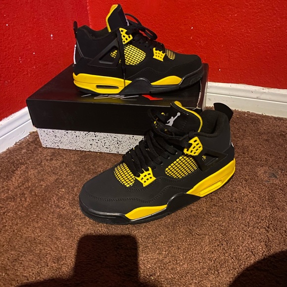 Thunder Jordan 4s size 8.5